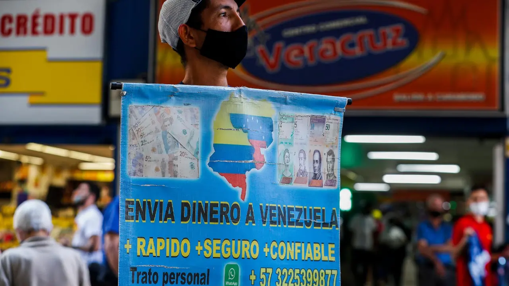 Imagen de Manuel Saldarriaga para El Colombiano que muestra un vendedor informal ofreciendo servicios de pago desde Colombia a Venezuela